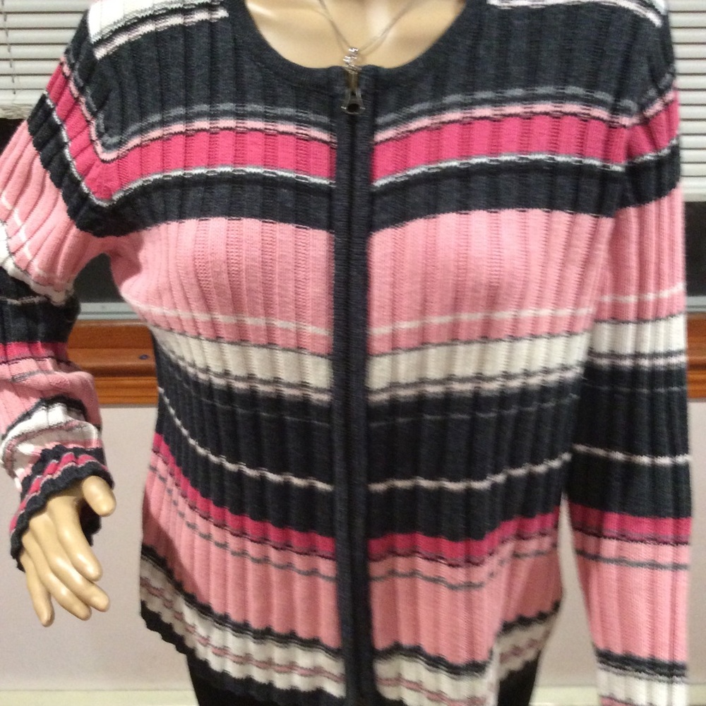 Beautiful sweater - Picture 2 of 4
